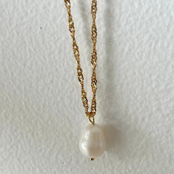 Sienna Delicate Pearl Necklace / Patterned Detail chain