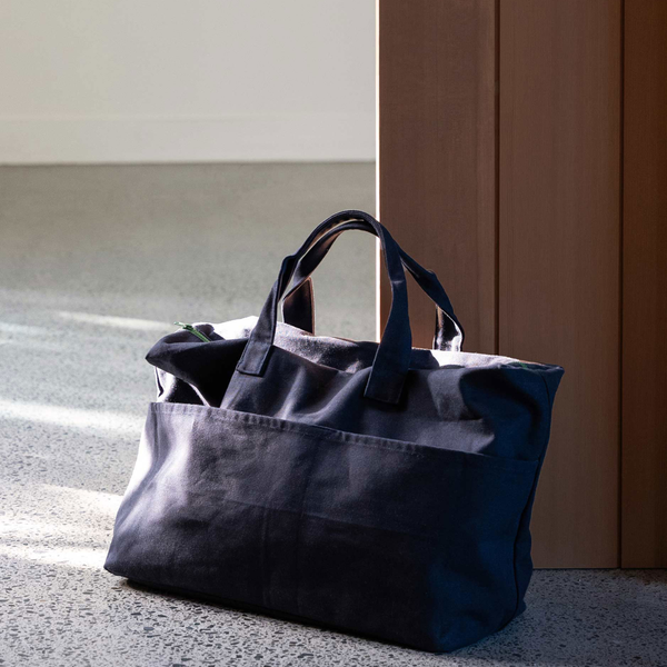 Marlo Contrast Overnight Bag / Blue + Black