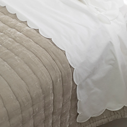 Scallop King Flat Sheet / White Trim